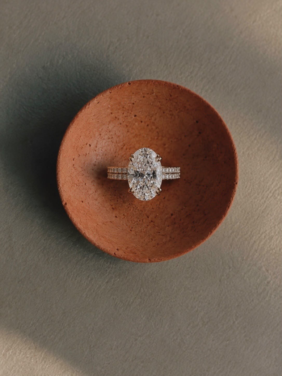 DRITË oval diamond ring in a terracotta ceramic dish