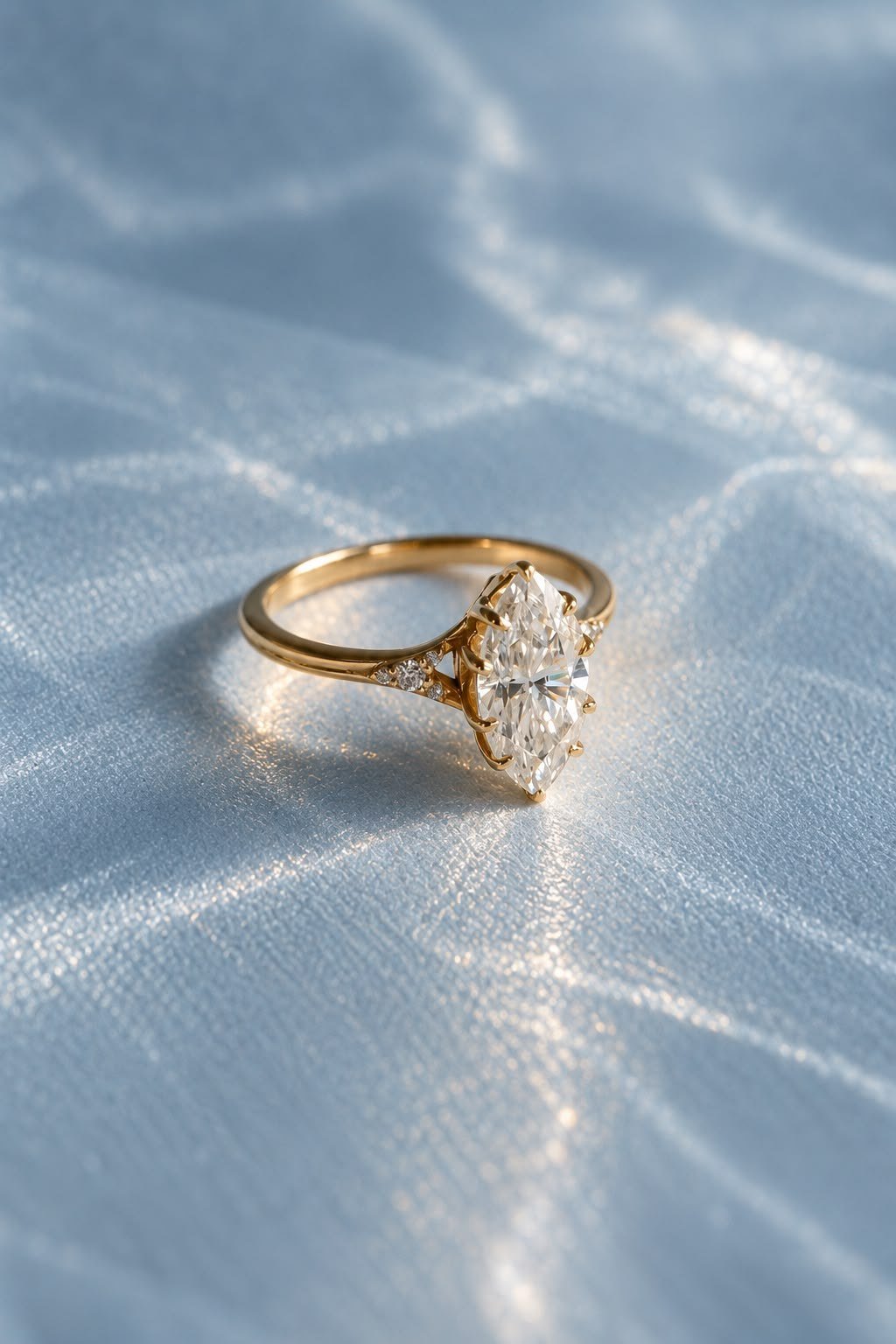 FATBARDHA ring from the side, showing the diamond clusters on the shoulders, in rippling light